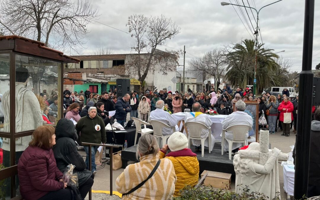 Los fieles de S. Cayetano festejan a su patrono al aire libre en Estrada/ Anta