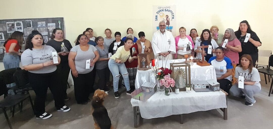 La comunidad S. Juan Bautista hace un homenaje a todas las mamás del barrio en su Día.