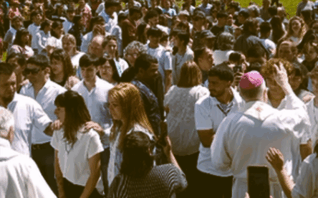 Más de 50 adolescentes, jóvenes y adultos confirman su fe en nuestra celebración del 50 aniversario